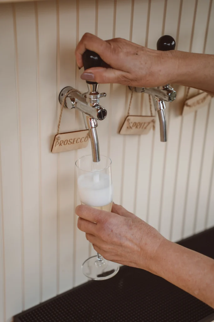 serwowanie prosecco z mobilnego baru Ape Bar