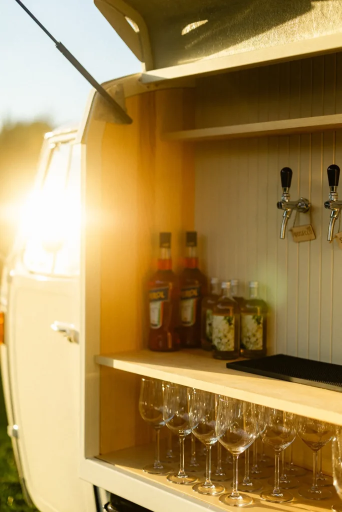 prosecco van z kieliszkami i aperolem w świetle zachodzącego słońca