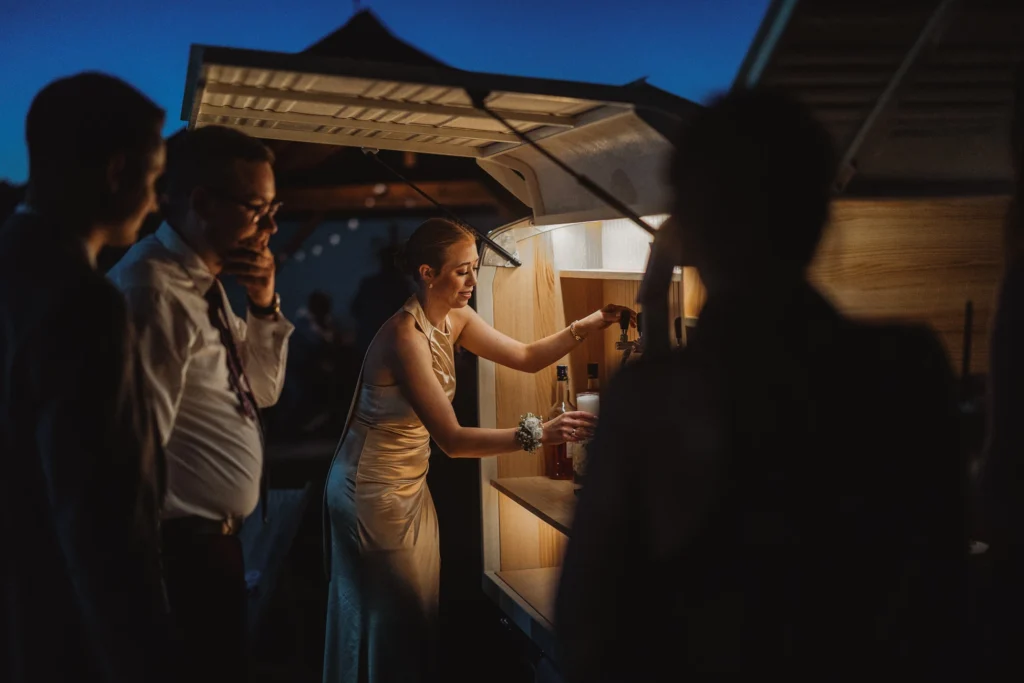 mobilny bar Ape Bar podczas przyjęcia weselnego