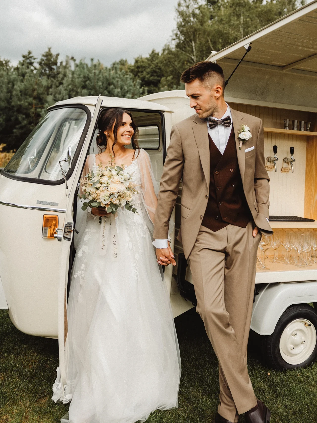 młoda para przy Ape Barze - prosecco van na wesele