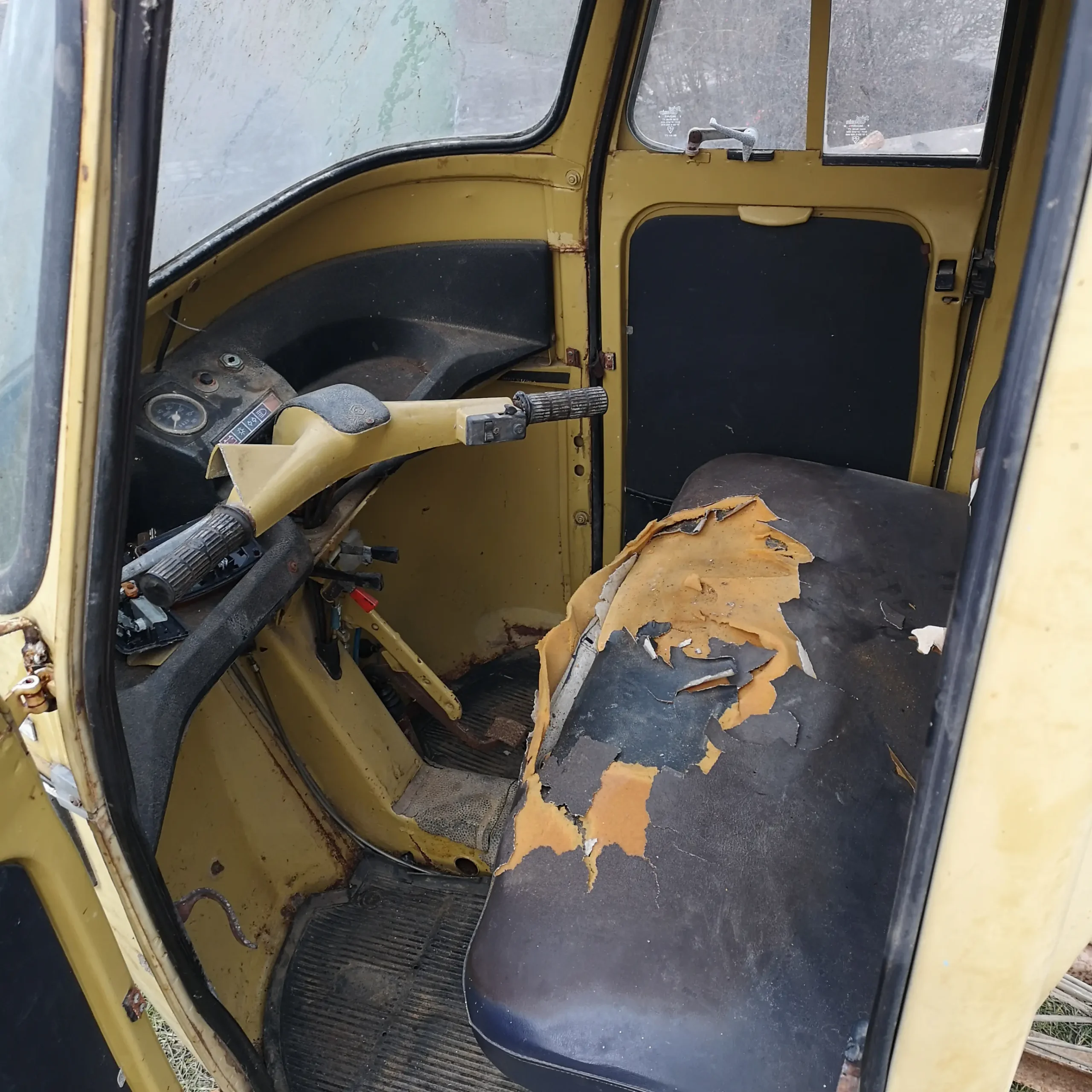 Wnętrze Piaggio Ape przed renowacją – początkowy stan pojazdu