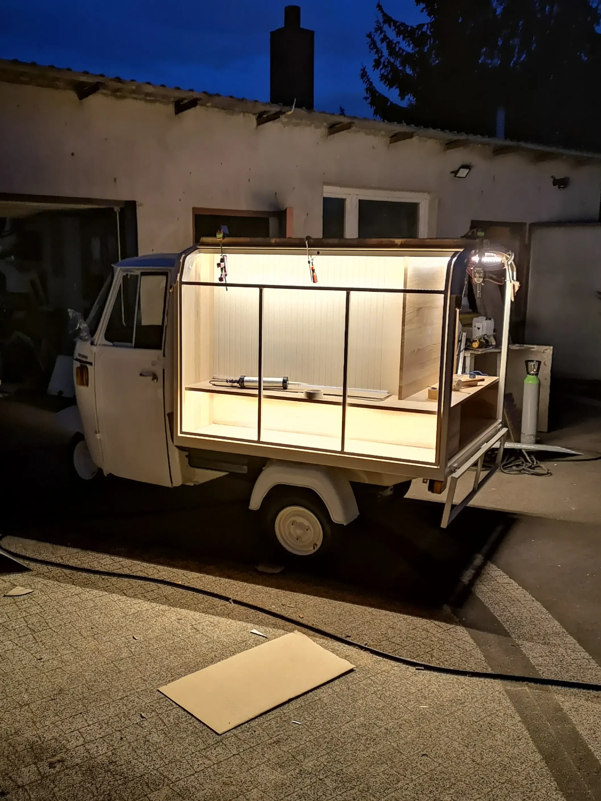 Prawie gotowy mobilny bar Ape Bar po renowacji – prosecco van nocą