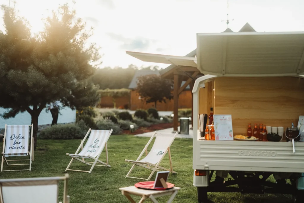 mobilny bar Ape Bar w plenerze z leżakami i strefą chillout